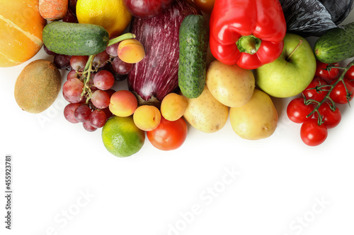 Fototapeta Naklejka Na Ścianę i Meble -  Different vegetables and fruits isolated on white background