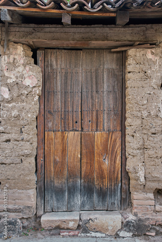 Fachada de puerta antigua de madera con desgaste de pintura con espacio de copia