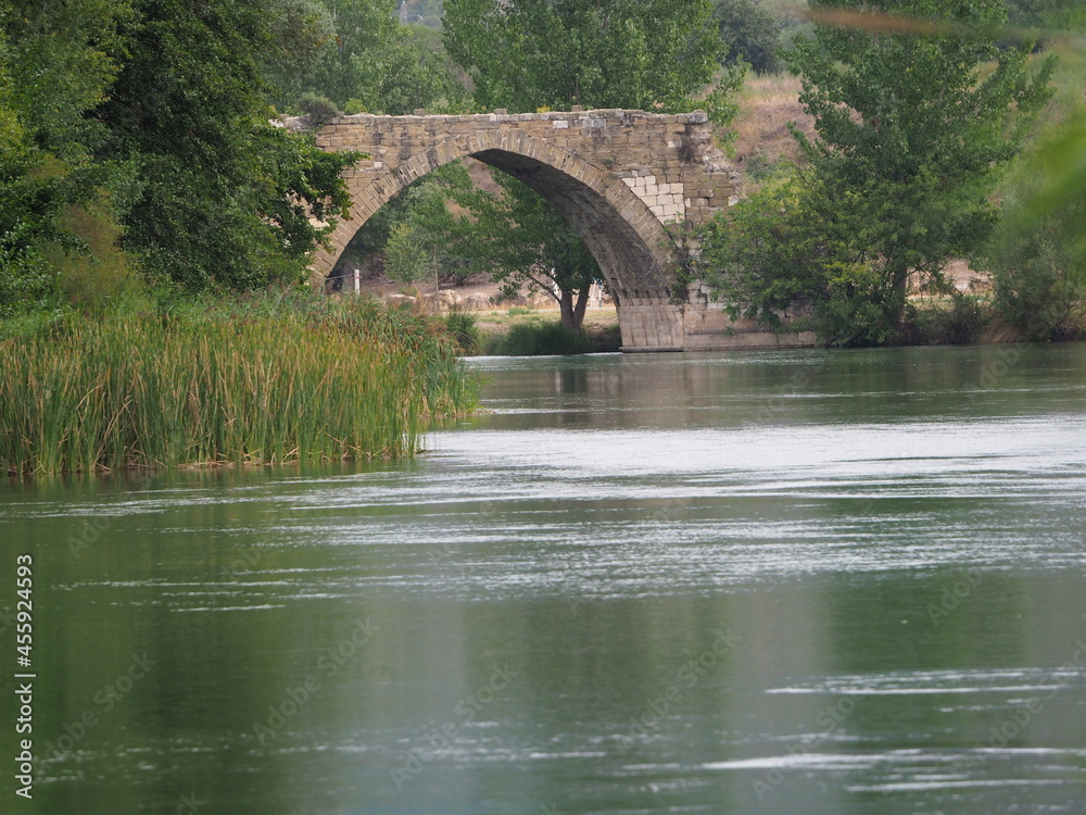 Fototapeta premium puente romano sobre el rio segre a su paso por la villa de camarasa, a los pies de los pirineos leridanos, españa, europa