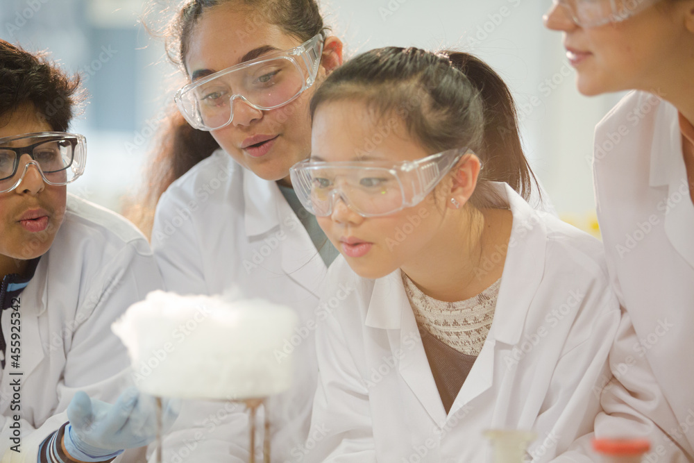 Obraz premium Surprised, curious students watching chemical reaction, conducting scientific experiment in laboratory classroom