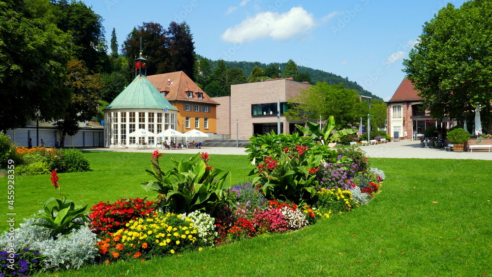 malerischer Kurpark in Bad Liebenzell mit bunten Blumen auf grüner Wiese bei blauem Himmel