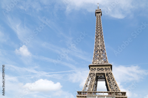 Eiffel Tower located in Paris, France © Raquel Pedrosa