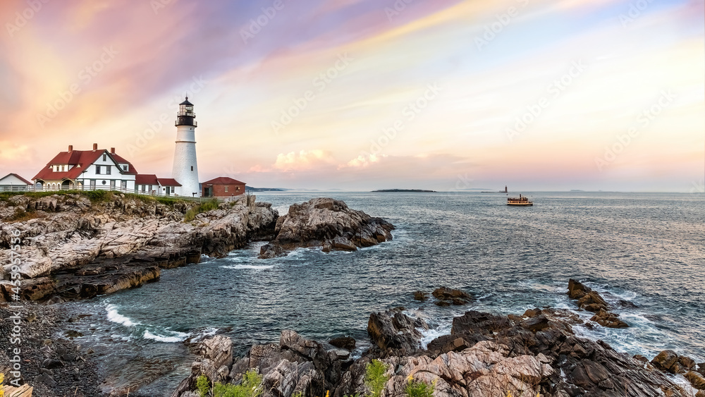 Panoramic view of the Portland Head Lighthouse at sunset. Cape Elizabeth, Maine, USA. - obrazy, fototapety, plakaty 