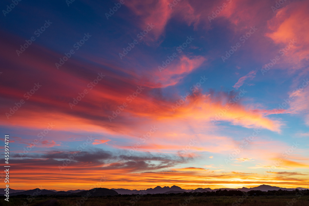 Obraz premium オレンジ色に輝く朝焼け