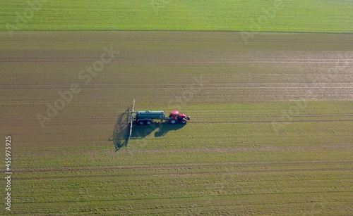 Konstfotografi Industrial agriculture: tractor with slurry tanker spreads slurry on fields, bir