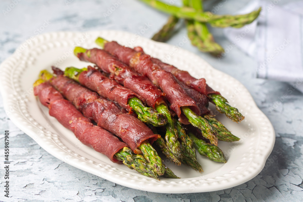 Grilled asparagus with bacon (Turkish name; Pastirmali kuskonmaz ızgara) Grilled asparagus with bacon (Turkish name; Pastirmali kuskonmaz ızgara)