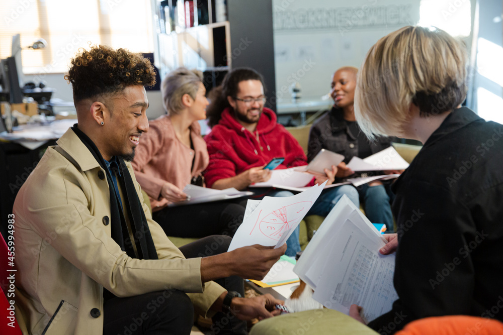 Obraz premium Colleagues discussing paperwork in office