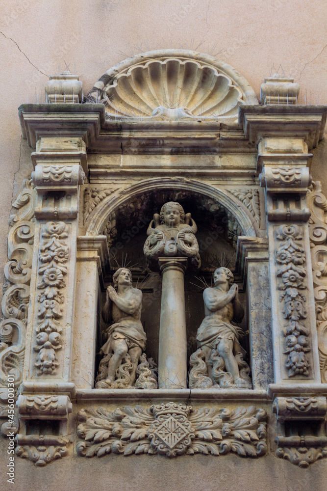 Detalle estatuas en fachada edificio romanico