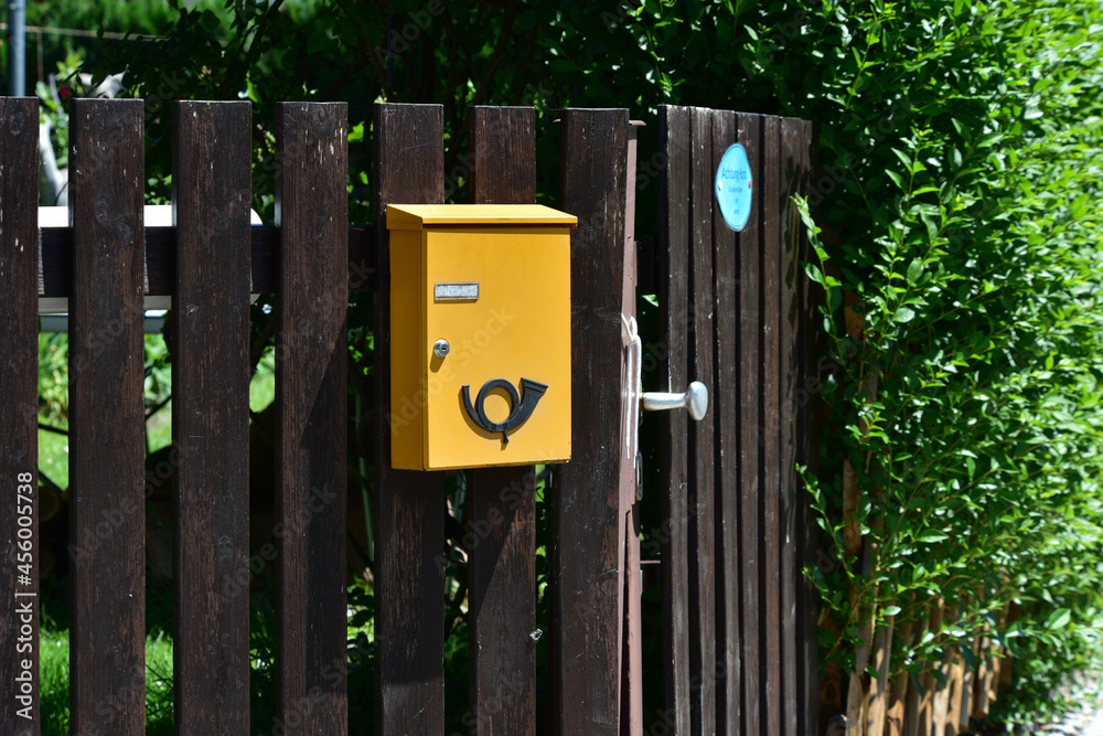 Briefkasten aus Metall an der Grenze zum eines Wohnhauses