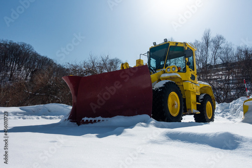除雪作業で活躍するホイールローダー  北海道札幌市