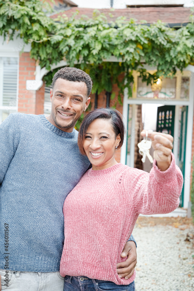 Naklejka premium Portrait couple with keys to new house