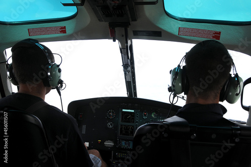 Cabina de helicóptero con piloto y copiloto volando  photo