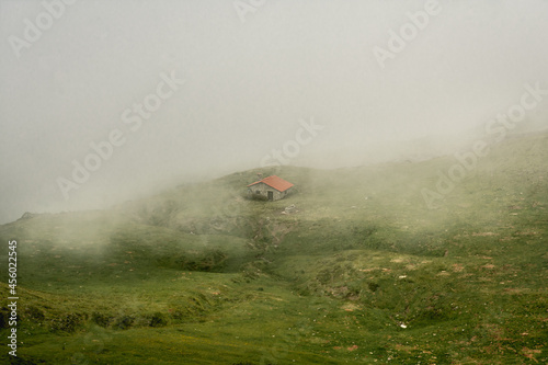 Collado del Frade, Picos de Europa. Cabaña entre la niebla.