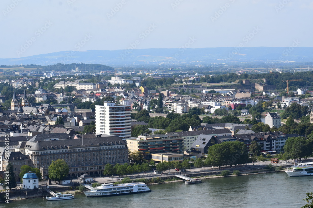 Rheinufer in Koblenz mit Schiffen