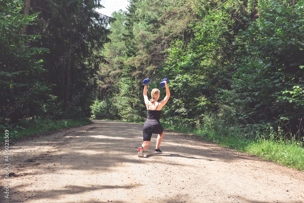 Obraz premium Fitness outdoors forest Workplace at home Workout in summer lockdown quarantine Self care wellness.Sports fit and recreation concept locked up with fitness apps online