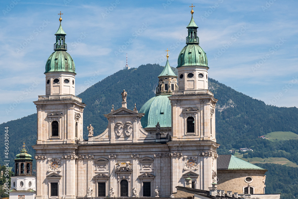 Fototapeta premium Salzburger Dom vor Gaisberg