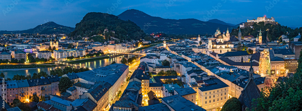 Fototapeta premium Salzburg bei Nacht