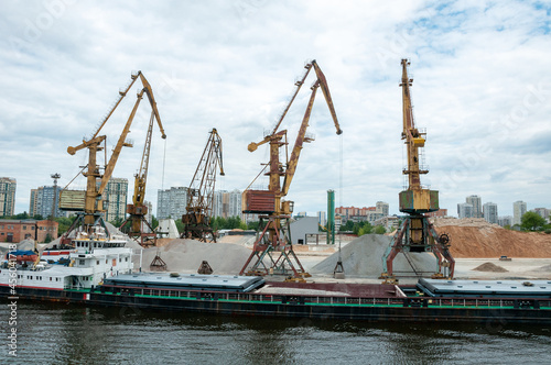 Port work loading and unloading the barge with sand and gravel © Павел Круглов