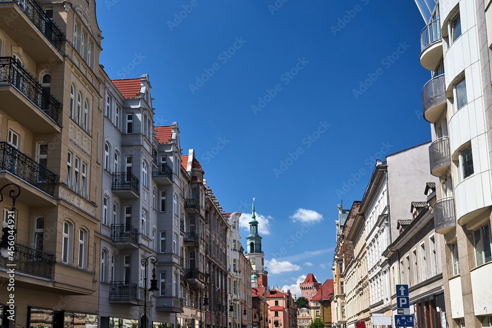 Obraz na płótnie street with facades of historic tenement houses and the tower of the town hall w salonie