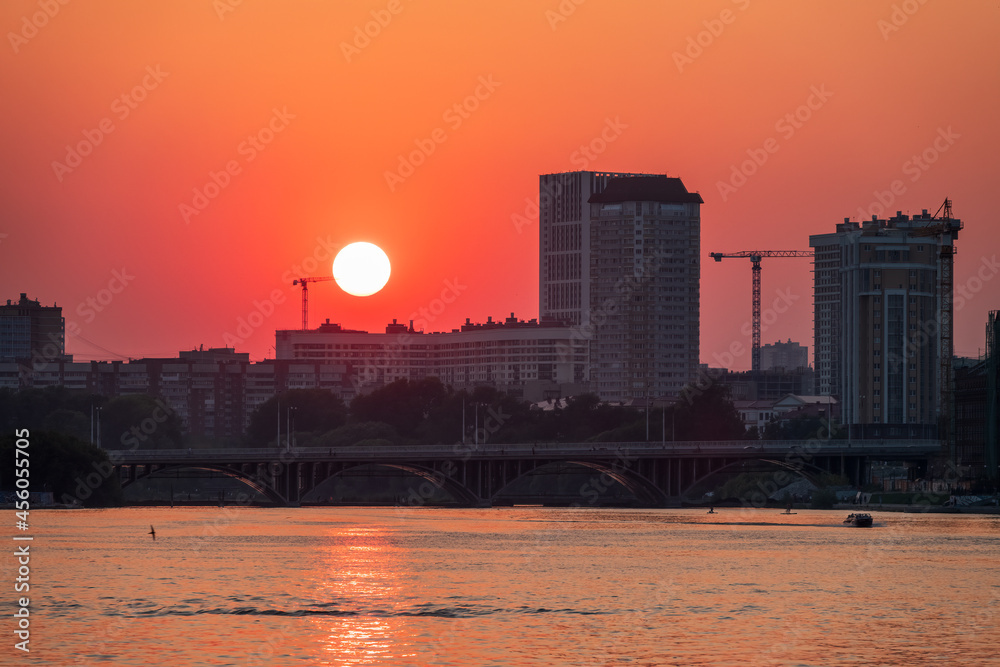 Naklejka premium Sunset on a pond in the center of the city. Yekaterinburg, Russia