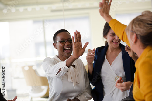 Schilderij op canvas Enthusiastic business people working together in relax zone