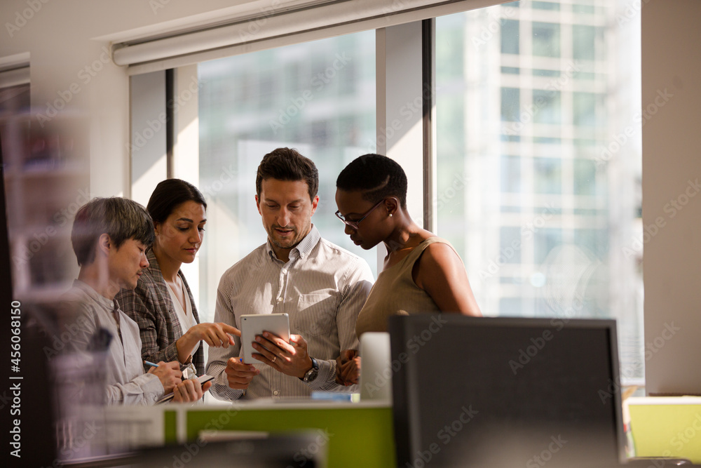 Obraz premium Business people talking in open plan office