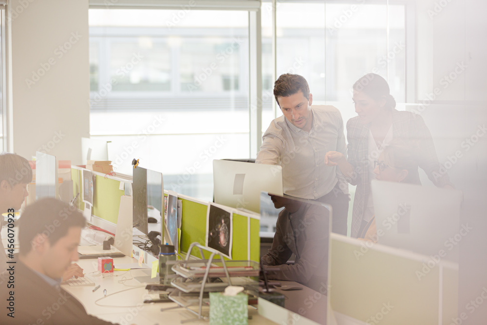 Obraz premium Business people brainstorming in open plan office