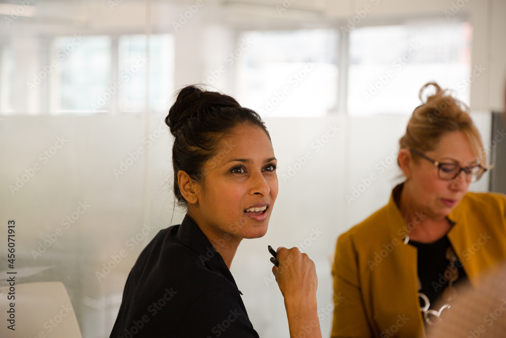 Obraz premium Businesswoman enjoying sushi lunch in conference room
