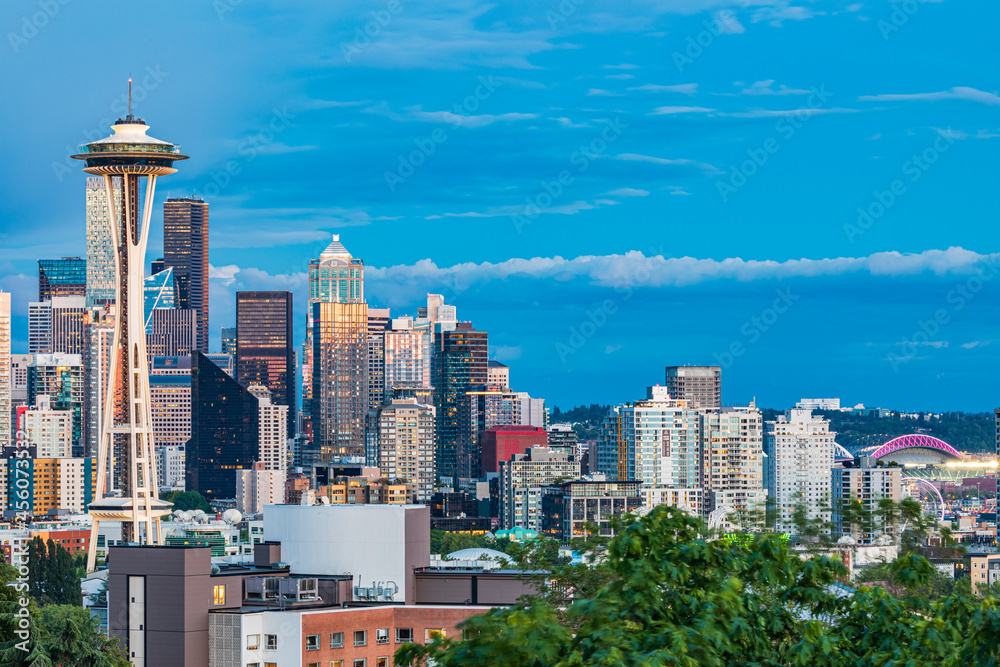 Fototapeta premium Downtown Seattle at sunset on a summer day.