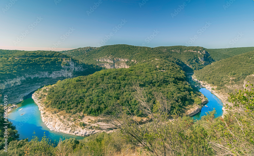 Vue des gorges de l'Ardèche près de Vallon Pont d'Arc, site touristique en Ardèche, Sud de la France.	