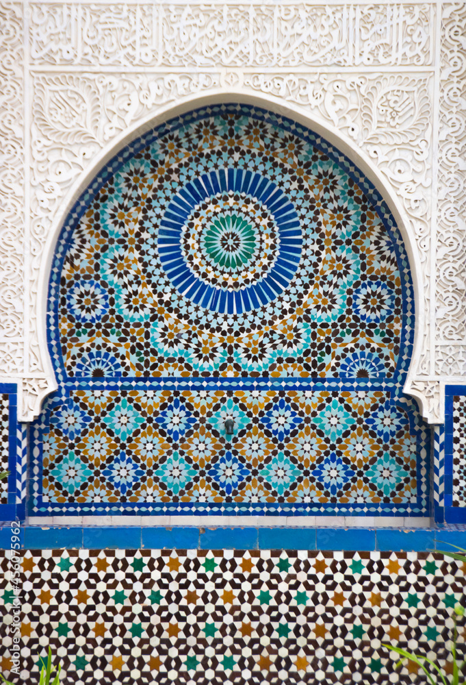décor en mosaïque dans la Grande Mosquée de Paris