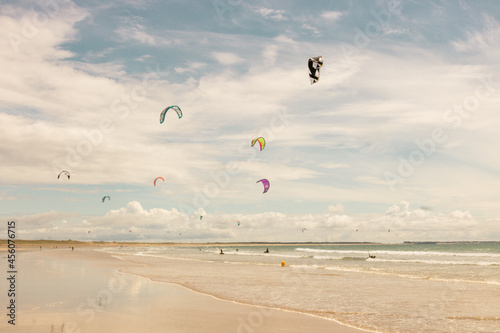 kitesurf sur une plage en bretagne près de quiberon en france