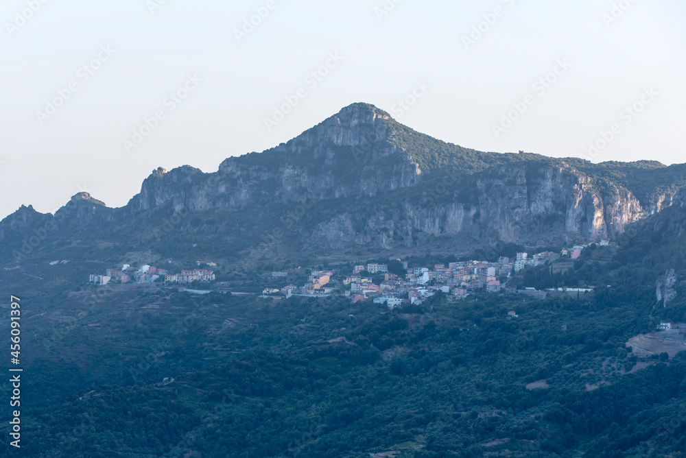 Das Hochland von Sardinien mit den Dörfern Ulassai, Gairo und Lanusei ist ein beeindruckendes Kletterparadies mit den Bergen. Das Hochland von Sardinien mit den Dörfern Ulassai, Gairo und Lanusei ist ein beeindruckendes Kletterparadies mit den Bergen.