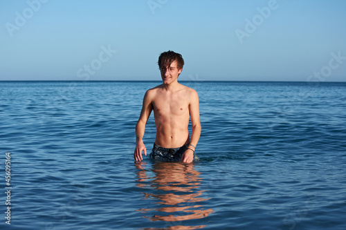A portrait of a young fit caucasian male in the sea © Érik Glez.