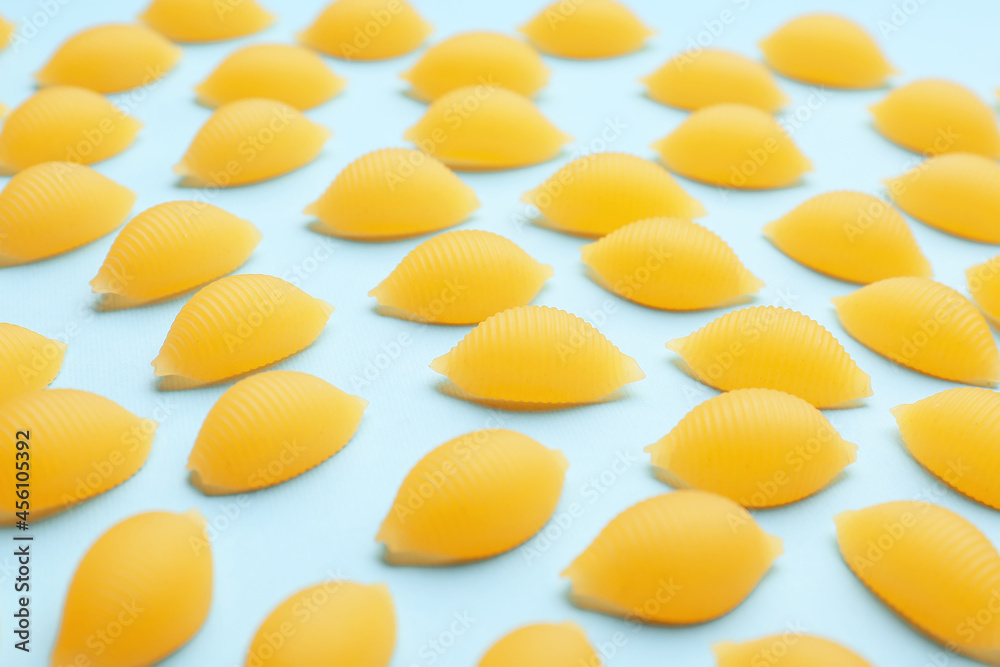 Fototapeta premium Uncooked conchiglioni pasta on color background