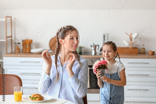 Little girl greeting her mo...