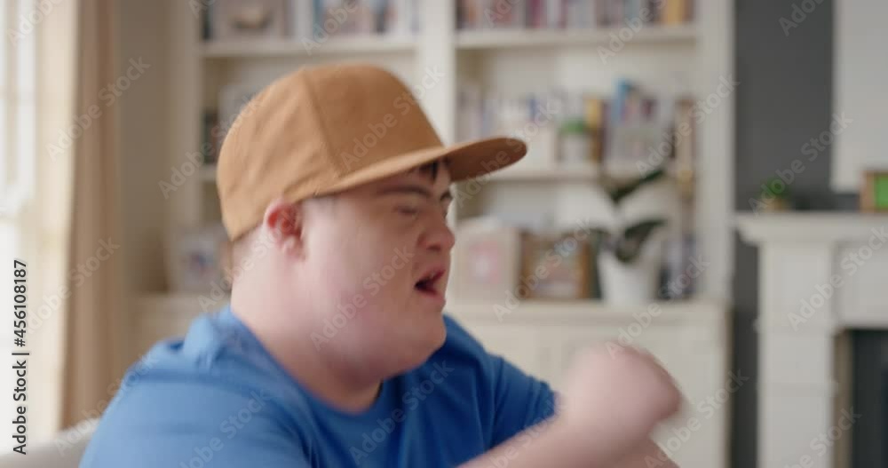 Vidéo Stock funny teenager boy with down syndrome dancing in living ...
