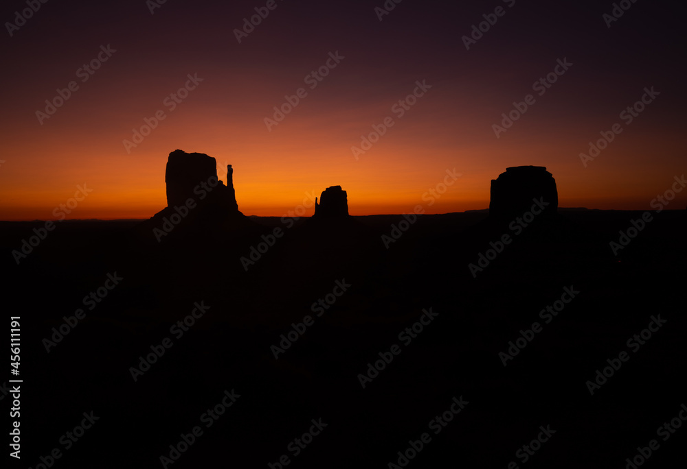Fototapeta premium sunset, sky, silhouette, sun, sunrise, city, dusk, clouds, castle, europe, landscape, evening, building, skyline, architecture, night, orange, stonehenge, nature, tower, buildings, dawn, horizon, town