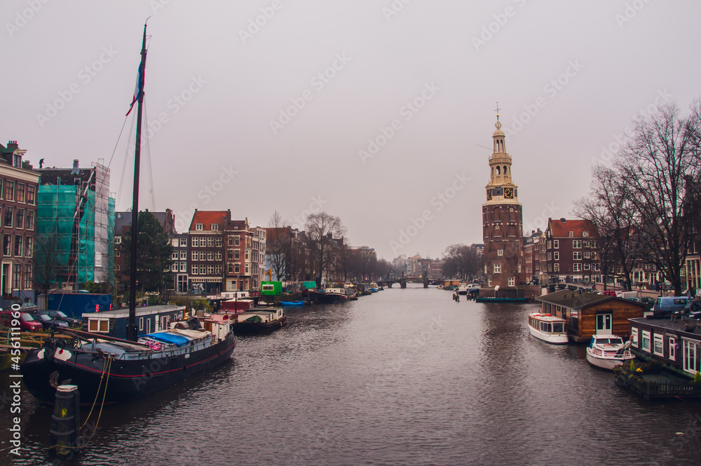 Obraz premium Montelbaanstoren, Oudeschans canal. The famous old defensive tower has been an inspiration for painters since the 16th century when it was built. View from Prins Hendrikkade.