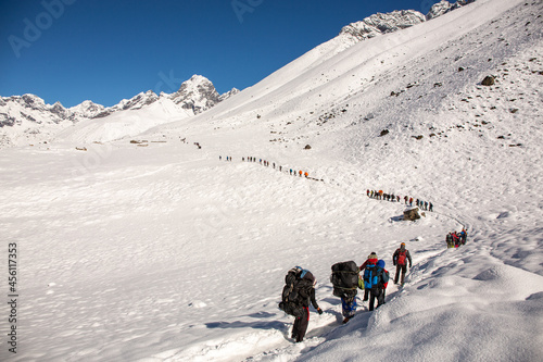 Trail of hikers leaving from Dingboche to Lobuche. © RON