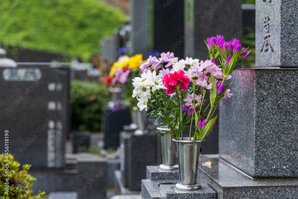 雨の日の墓参りで花を手向けられた墓 Stock Photo Adobe Stock