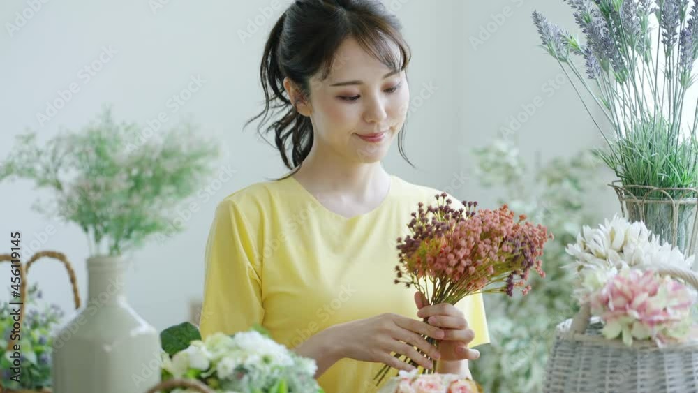 フラワーアレンジメントをする若い女性