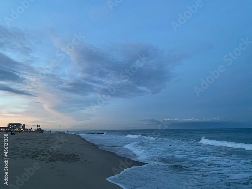 Beautiful sunset and the beach © PraX/4k