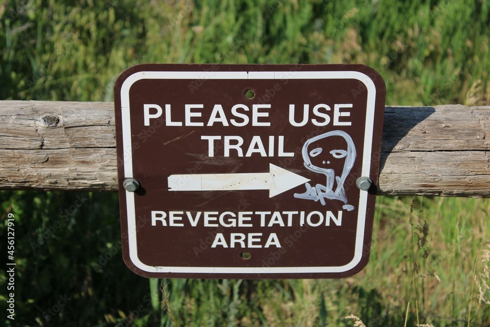 please use trail sign