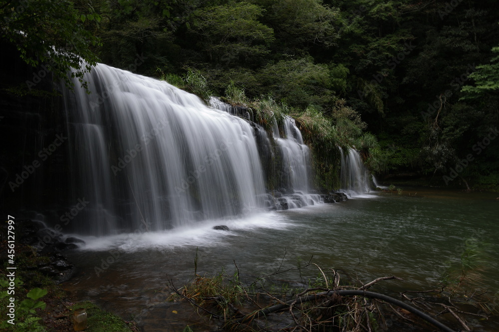 Fototapeta premium 山奥にある滝