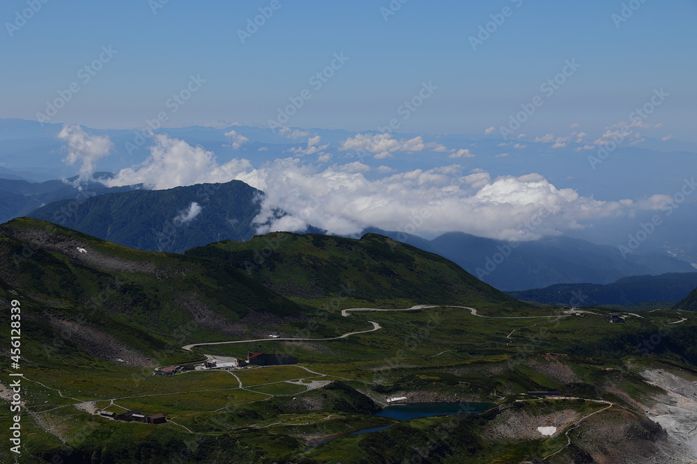 Fototapeta premium 山頂から見た平原と快晴の空