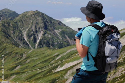 Wallpaper Mural 山脈を眺める登山者 Torontodigital.ca