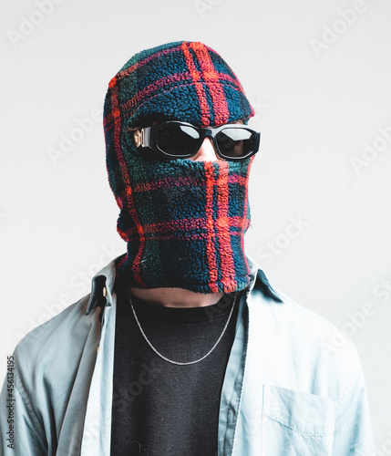 Homme cagoulé avec des lunettes de soleil mode fashion