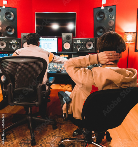 Rappeur et ingénieur son en studio pro mixage mastering enregistrement 