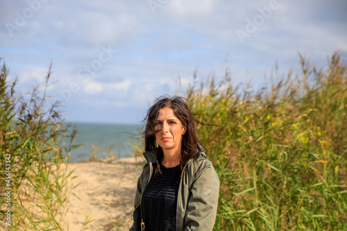 Junge Frau im Urlaub am Meer in den Dünen